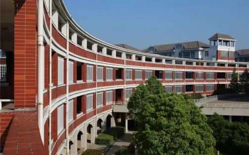 江苏省梁丰高级中学是公立还是私立 是重点中学吗？