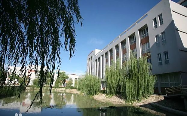 张家港市沙洲中学地址在哪里 在哪个区？
