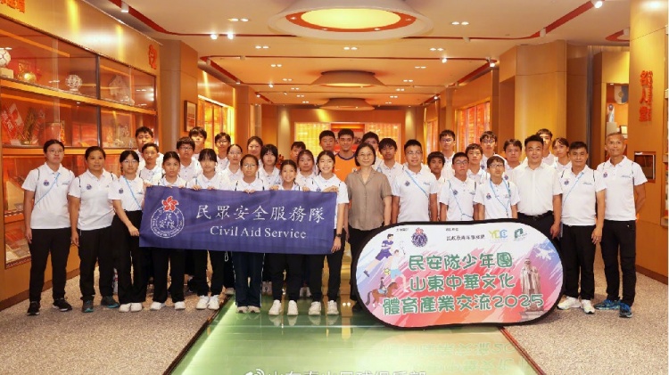 中国香港特区政府民安队少年团到山东泰山足球俱乐部参观交流