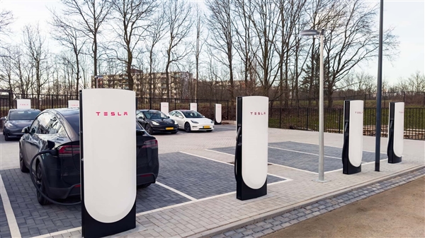 博主实测特斯拉V4超充桩：Model Y最大充电功率185kW 电费堪比油价