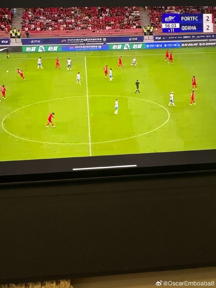 奥斯卡晒照观看海港比赛：默默给我的兄弟们加油⚽️