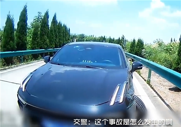 盲信辅助功能 眼睁睁看着撞护栏  司机：它之前一直都很准