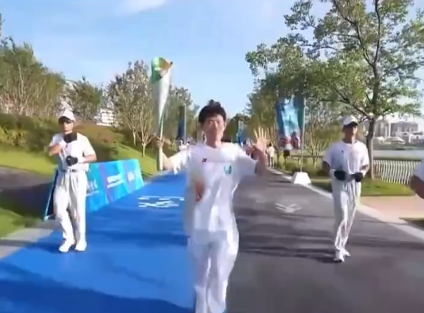 成都世运会火炬传递现饿了么骑手 曾折返火场5次救人