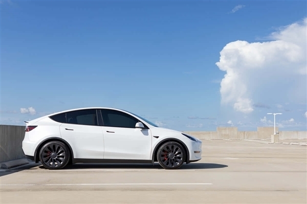 各种减配！特斯拉突然推出廉价版Model Y：马斯克真急了