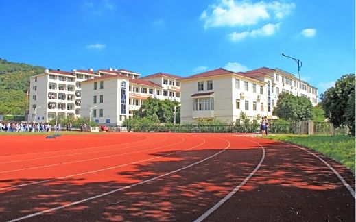 苏州市东山中学是公立还是私立 是重点中学吗？