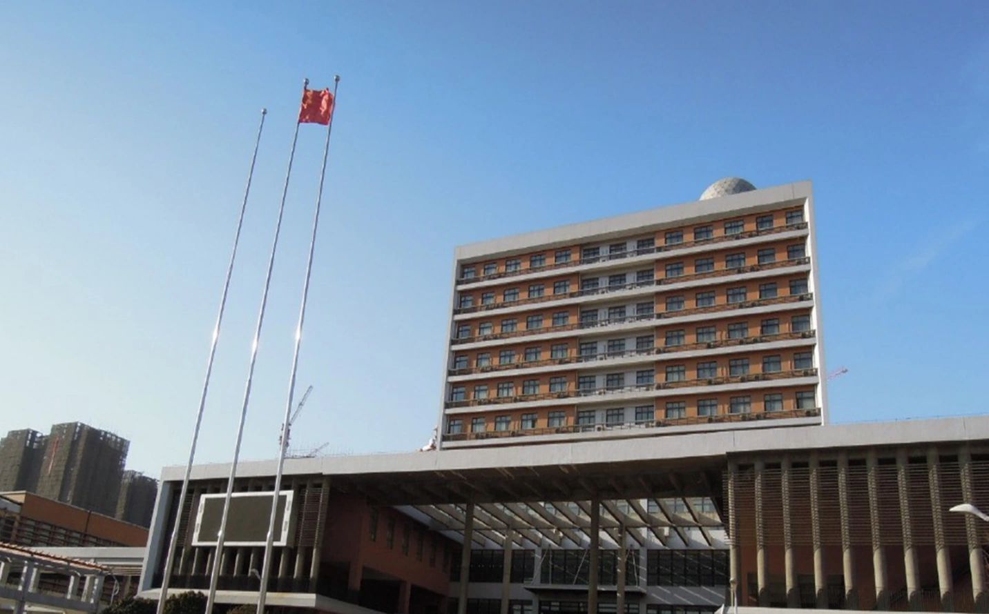 郑州市第一中学是公立还是私立,是重点中学吗？