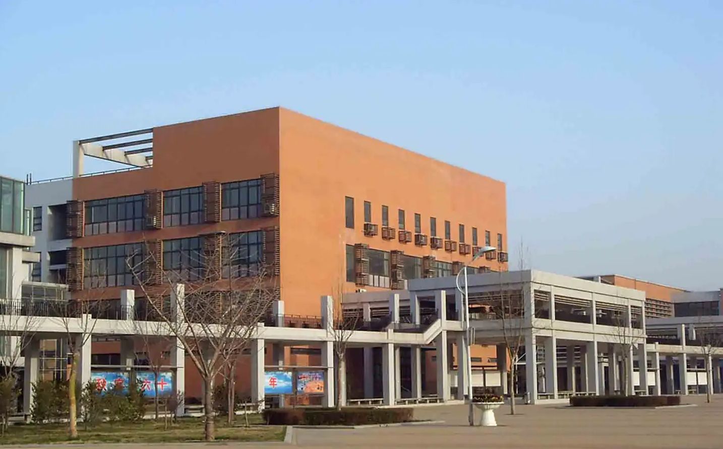 郑州市第一中学在郑州的排名第几,南外属于什么档次？