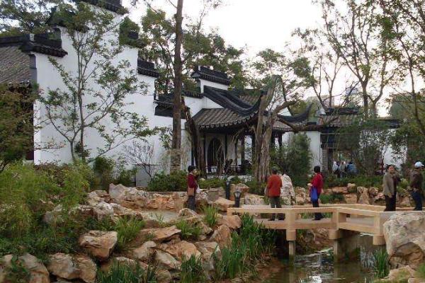2024昆明莲花池公园旅游攻略 - 门票价格 - 优惠政策 - 开放时间 - 交通 - 地址 - 电话 - 天气
