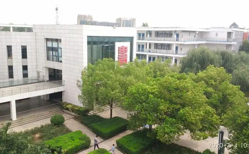 郑州市第四十七中学是公立还是私立 是重点中学吗？