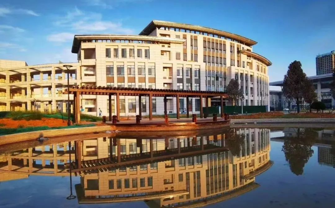 郑州市第四高级中学有几个校区 分别在哪里？