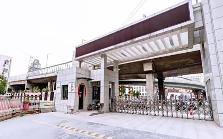 郑州市第一零一中学是公立还是私立 是重点中学吗？
