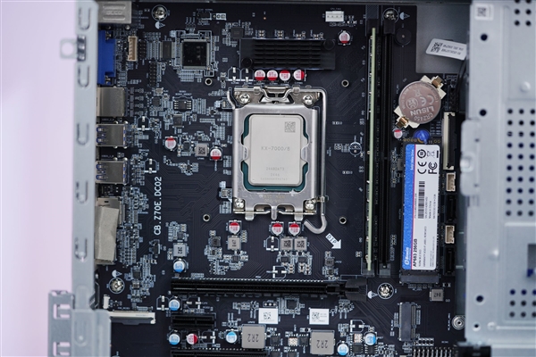 搭载兆芯开天KX-7000处理器！领效DZ770主机图赏