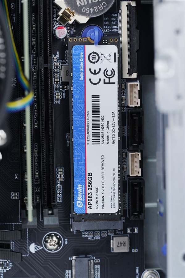 搭载兆芯开天KX-7000处理器！领效DZ770主机图赏