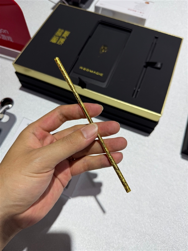 红魔10S Pro斗战胜佛版真机亮相ChinaJoy：自带24K金箍棒