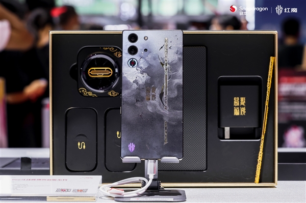 红魔10S Pro斗战胜佛版真机亮相ChinaJoy：自带24K金箍棒