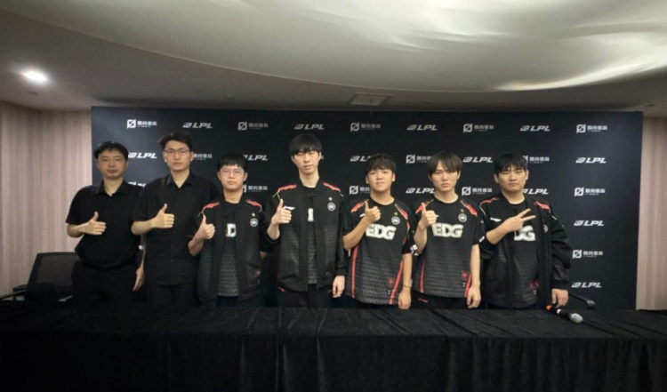 EDG赛后群访 教练：10-0选手们发挥非常亮眼 辛苦大家继续保持