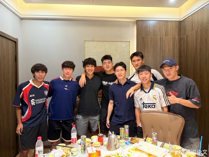 陕西重庆赛后国安青训众人聚会，梁少文晒照：天高任鸟飞