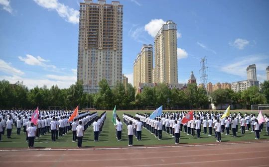 哈尔滨市田家炳高级实验中学是公立还是私立 是重点中学吗？