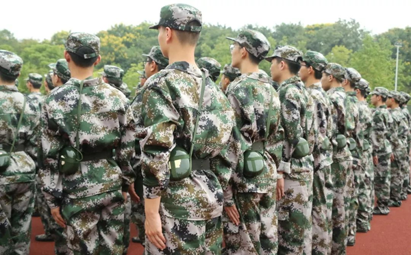 高中军训一般在几月几号,从什么时候开始