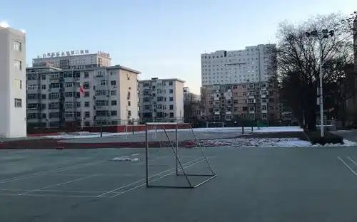 哈尔滨市第十二中学校是公立还是私立,是重点中学吗？