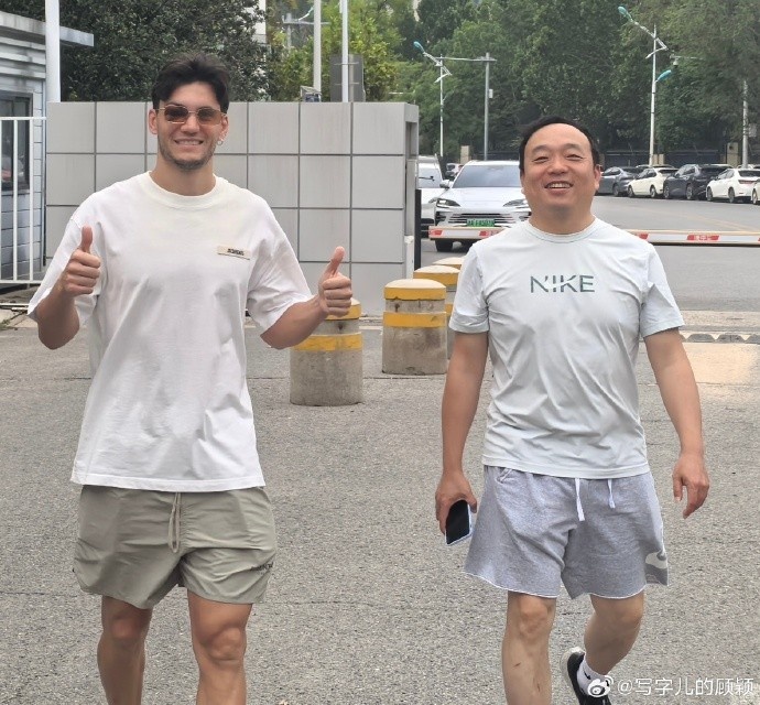 记者：萨尔瓦多受伤部位淤血严重，预计要两周后才能做复位手术