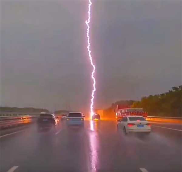 触目惊心 高速上车被雷击 网友：车相当于法拉第笼不会电到