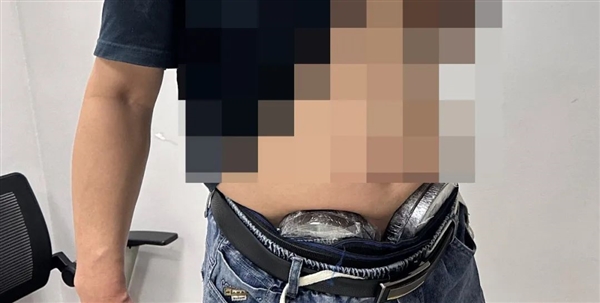 长裙女子入境被查：裙下藏320张《明末：渊虚之羽》光盘/卡带
