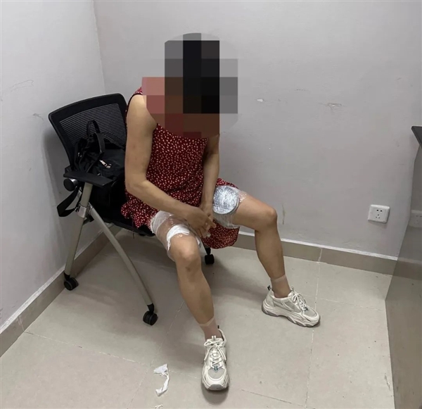 长裙女子入境被查：裙下藏320张《明末：渊虚之羽》光盘/卡带