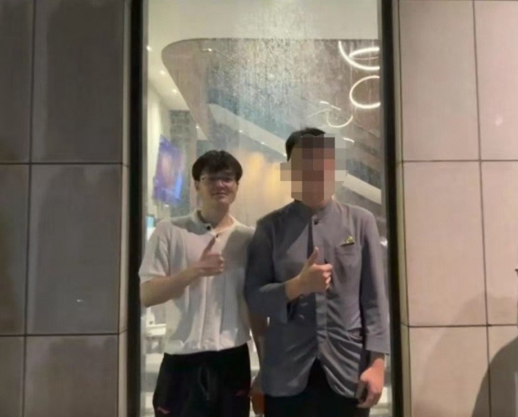 威朗普是对的！粉丝偶遇晒照：昨日赛后Xun与BLG选手一起去聚餐了