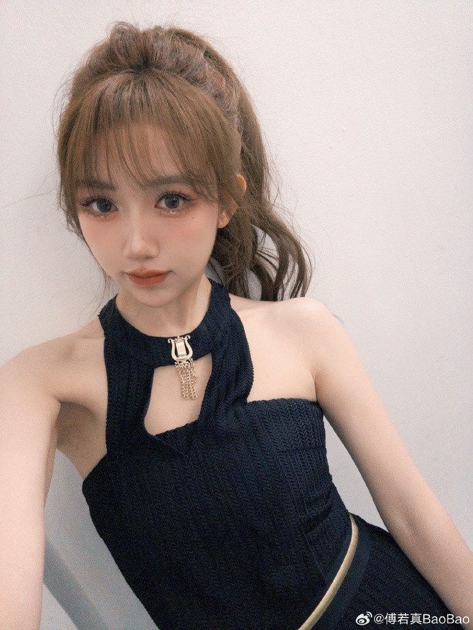 lpl主持人baobao晒照：秋天快乐 ，明后天都见