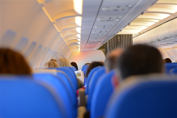 美国航空出现技术问题  一日内千架航班延误 官方致歉为旅客延误费用买单
