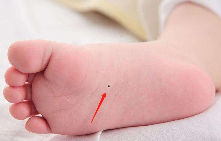 脚底有痣代表什么？相学大师解读‘脚踏七星’