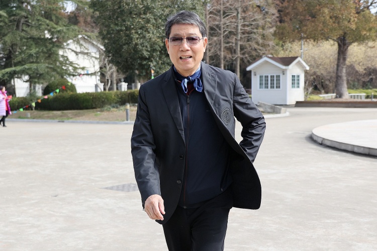 澎湃：上海全运足球队举行出征仪式，徐根宝、水庆霞将率队争佳绩