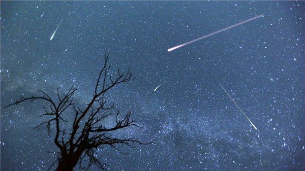 错过等一年！明晚英仙座流星雨极大要来了：肉眼可见 每小时百颗