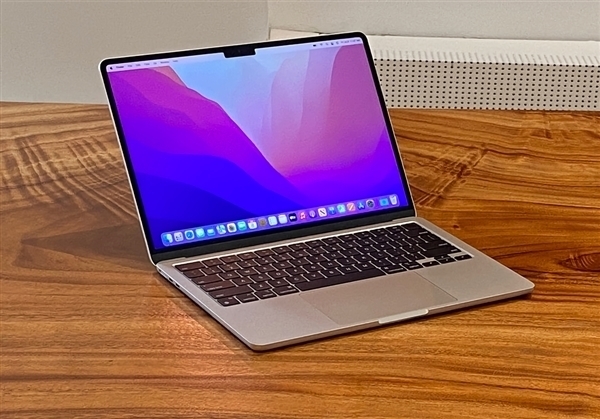 网友曝一张卡纸导致MacBook屏幕损坏 苹果曾提醒“合盖前请清空键盘”