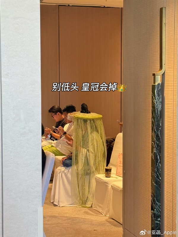 美女博主乘坐全新小鹏P7 12cm超高发型完全不顶头