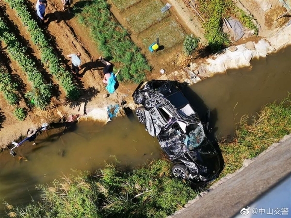 男子和女友开哈弗猛龙滚落80米悬崖 二人仅手臂轻微擦伤！长城魏建军：万幸人没事