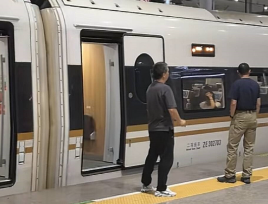 网友称高铁站下架泡面不如站台禁烟 12306回应