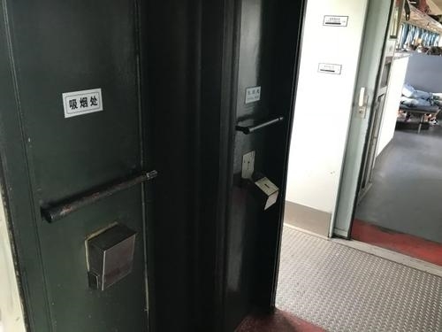 12306客服回应普速列车是否禁烟：禁烟标识有可能仅为建议 无法强制