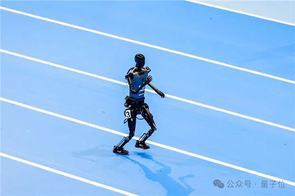 宇树机器人“撞人逃逸”火到国外 王兴兴回应：下次不遥控了