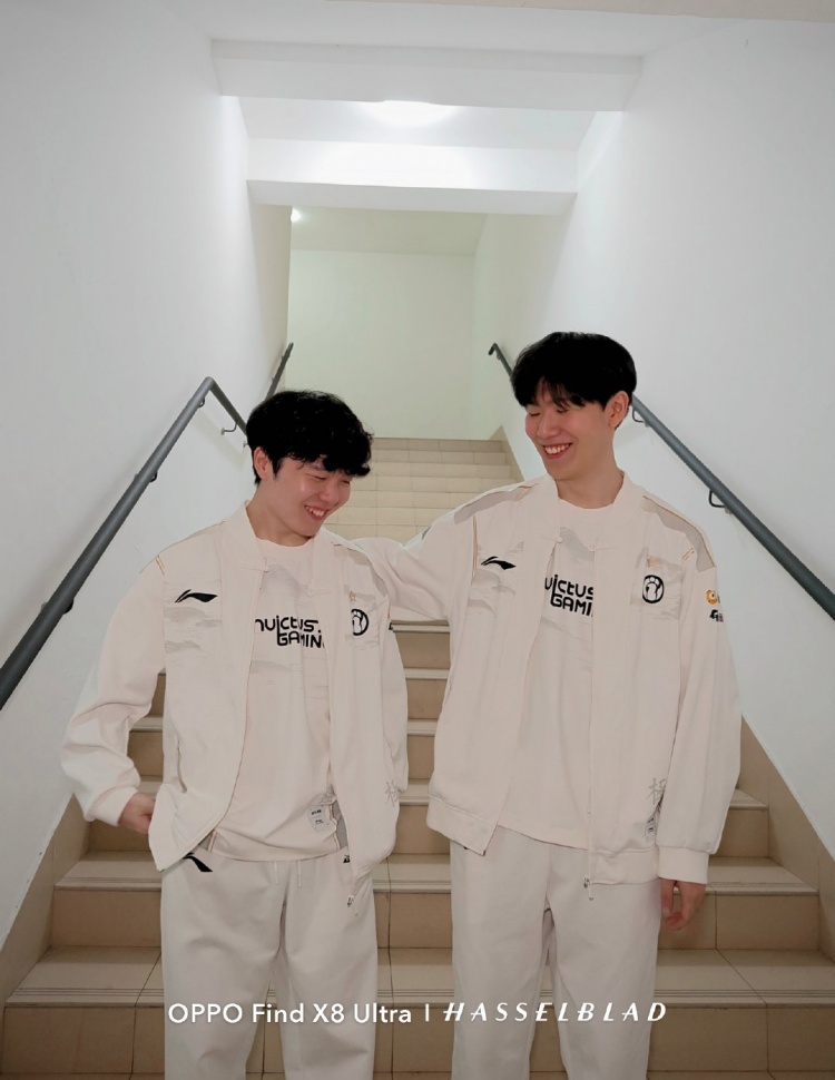lpl官方分享rookie和theshy赛后合照：不要小看我们的羁绊啊！