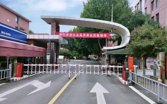 山东省济钢高级中学校区在哪 在什么区？