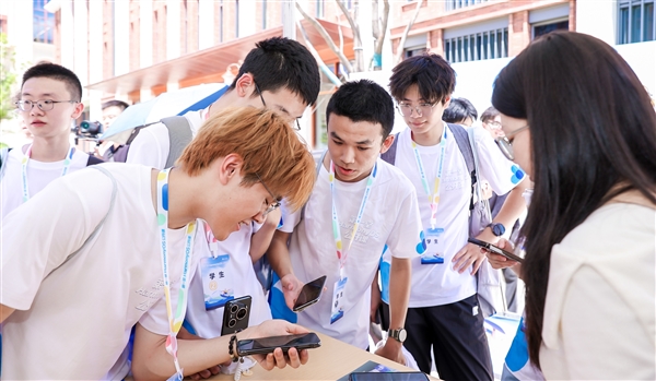 200名学子走进华为练秋湖基地：第一堂HarmonyOS公开课见证鸿蒙生态的青春力量