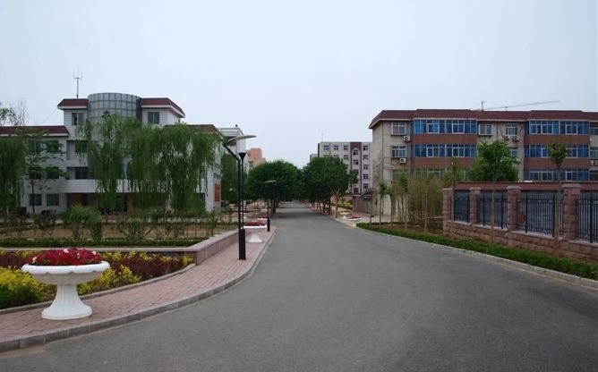 商河县第一中学是公立还是私立,是重点中学吗？