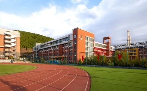 济南艺术学校是公立还是私立 是重点中学吗？