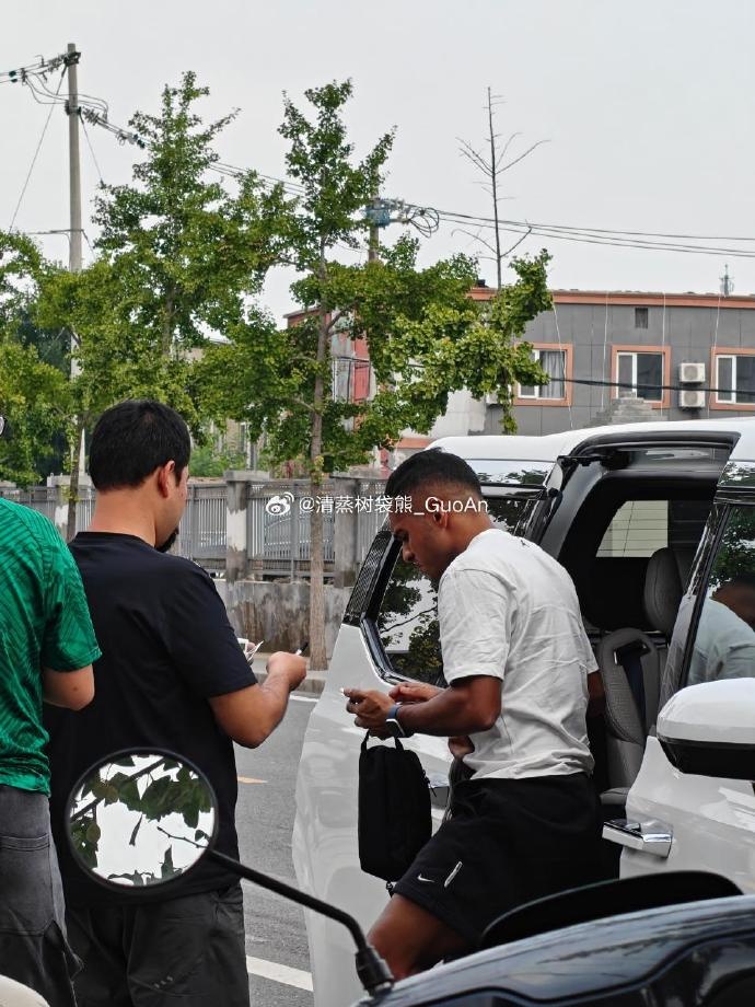 博主：达万今天来到国安训练场，能否出战足协杯仍需评估