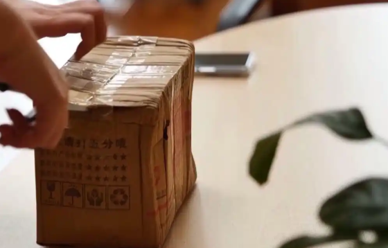 警惕！扫快递里的中奖卡 有人被骗上百万元