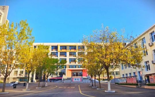 山东省青岛第十六中学是公立还是私立 是重点中学吗？