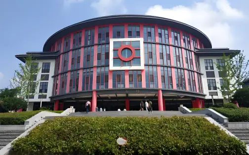 青岛市实验高级中学简介概况（建校历史、地址、师资、校训、环境）