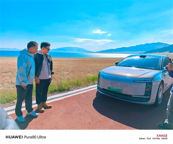 余承东新疆偶遇京A尊界S800:现场当了一把鸿蒙智行客服